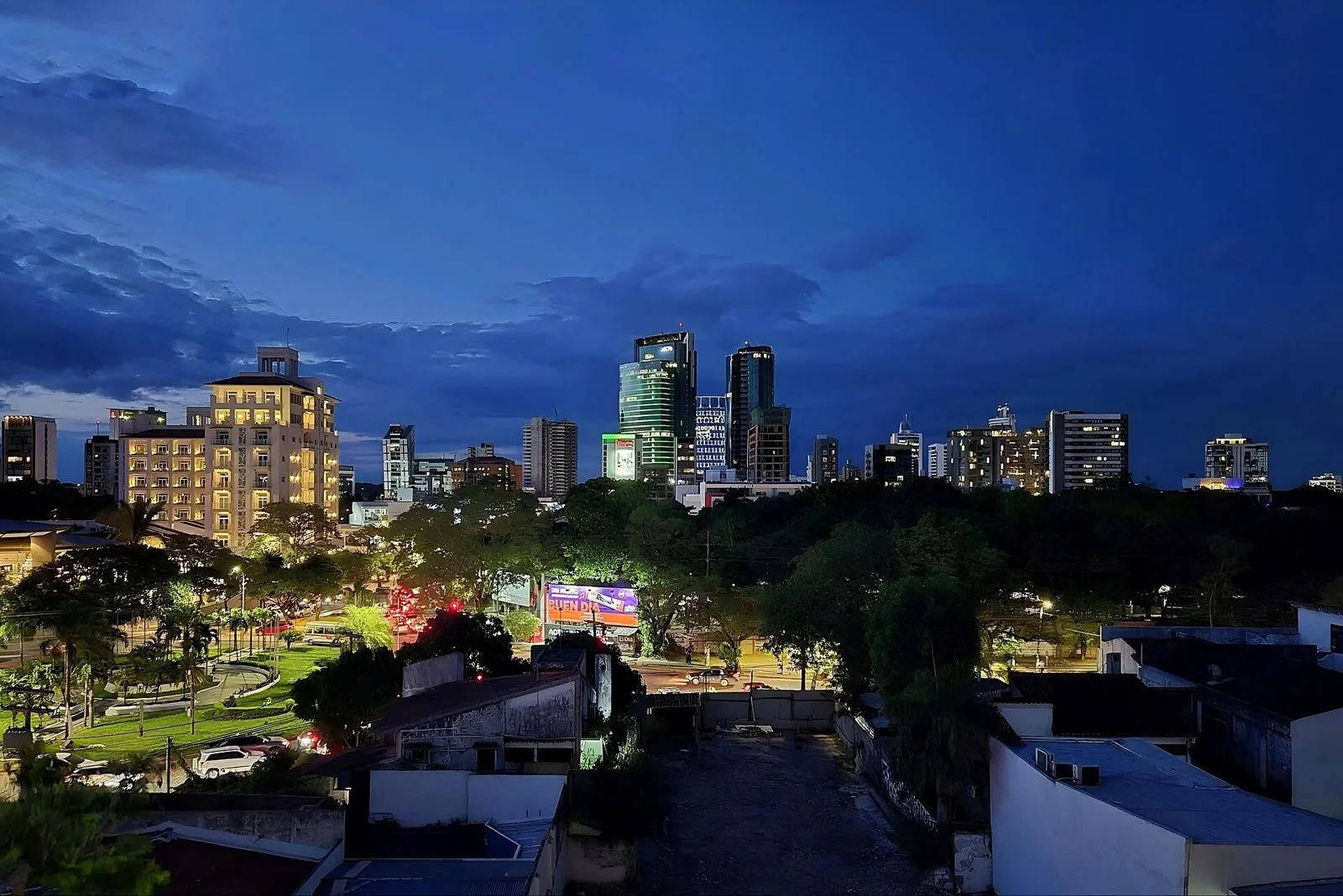 Skyline nocturno — departamentos en Equipetrol Norte, Santa Cruz