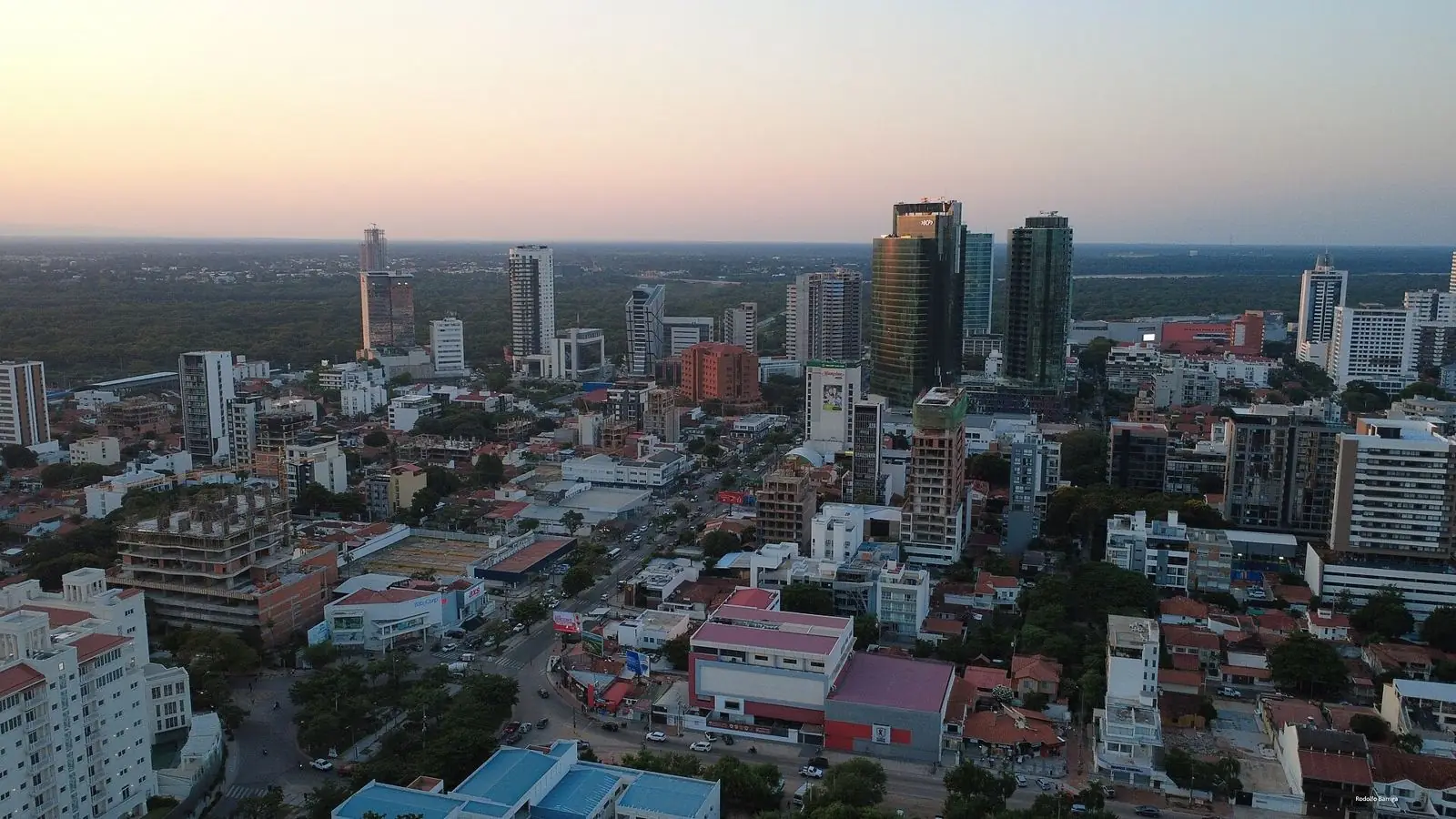 Departamentos en Equipetrol Norte Santa Cruz: vista aérea al atardecer