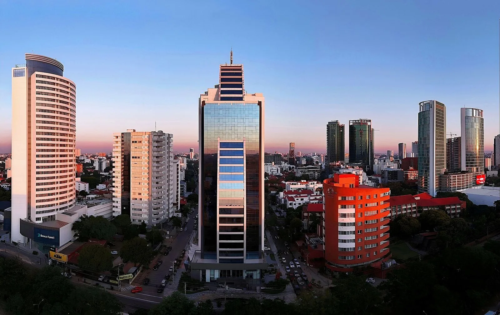 Comprar casa en Bolivia desde el exterior: skyline de Equipetrol al atardecer en Santa Cruz de la Sierra